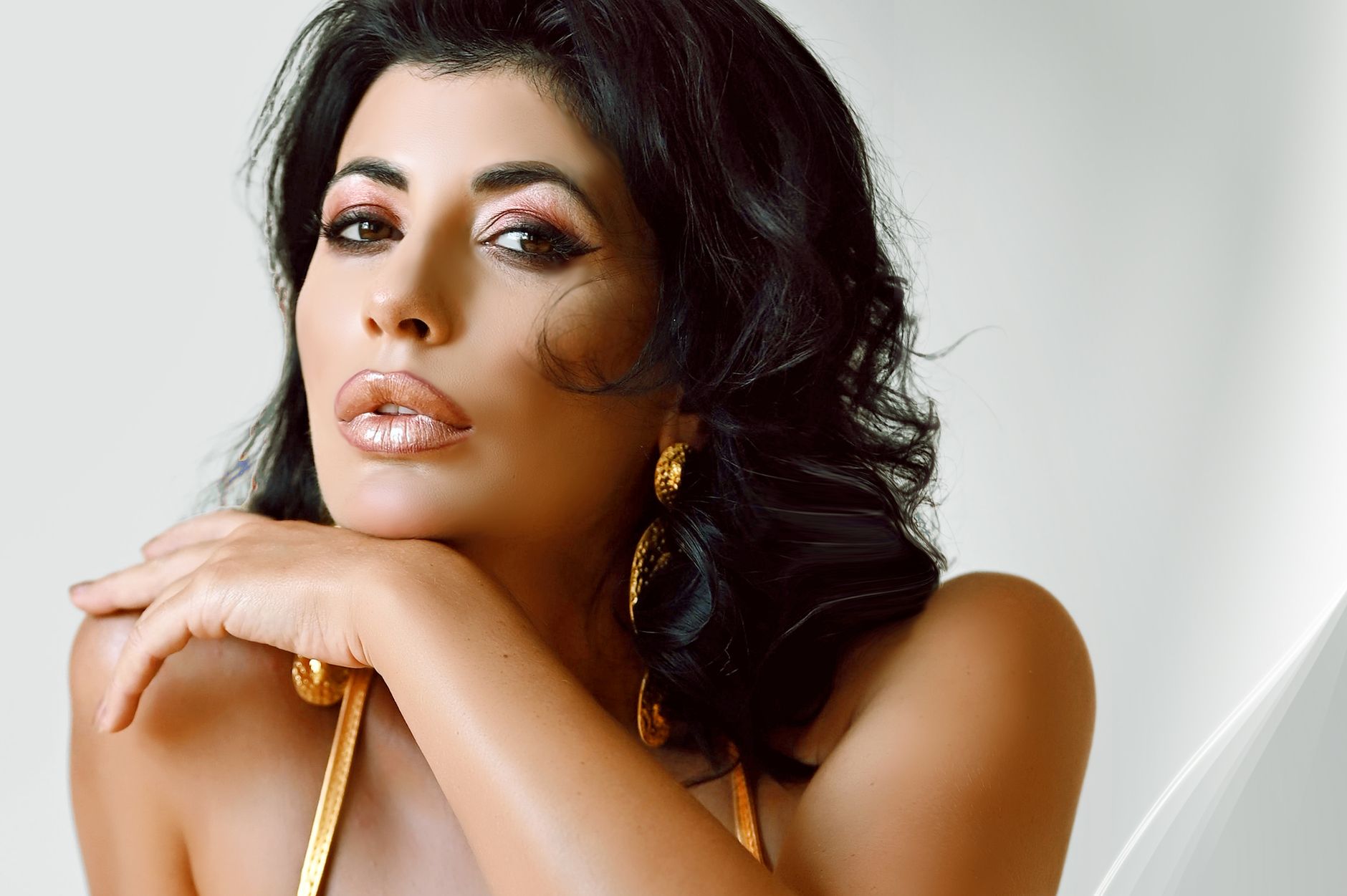 découvrez le débat entourant la nationalité de yasmine lazouzi, qui divise les athlètes du monde de l'athlétisme. certains se sentent lésés par cette situation, soulevant des questions de fair-play et d'équité dans le sport.