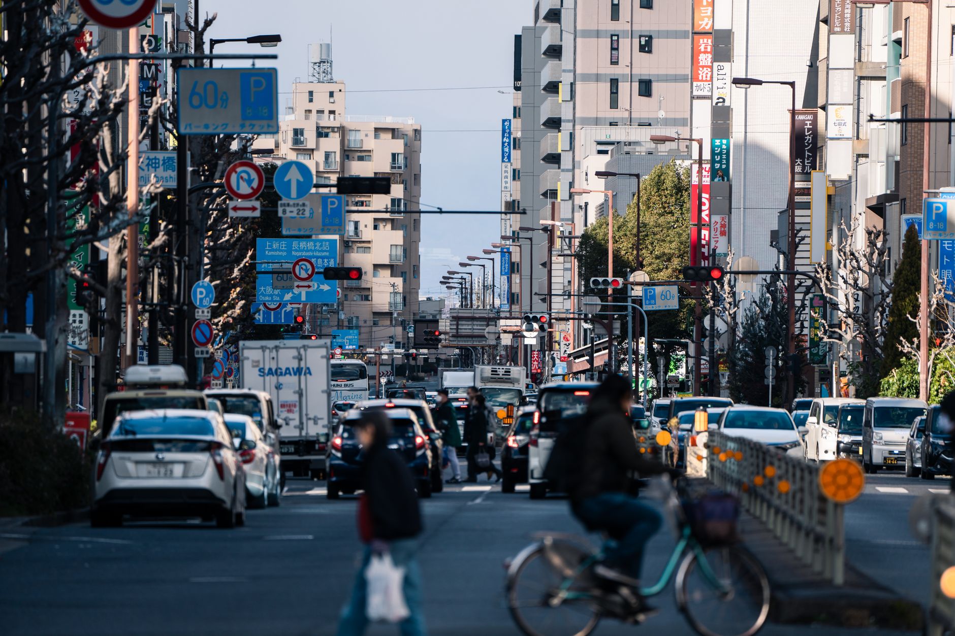 découvrez comment le japon renforce actuellement ses mesures à l'égard des étrangers, avec de nouvelles politiques de contrôle et d'intégration. analyse des enjeux et des impacts sur les résidents étrangers.