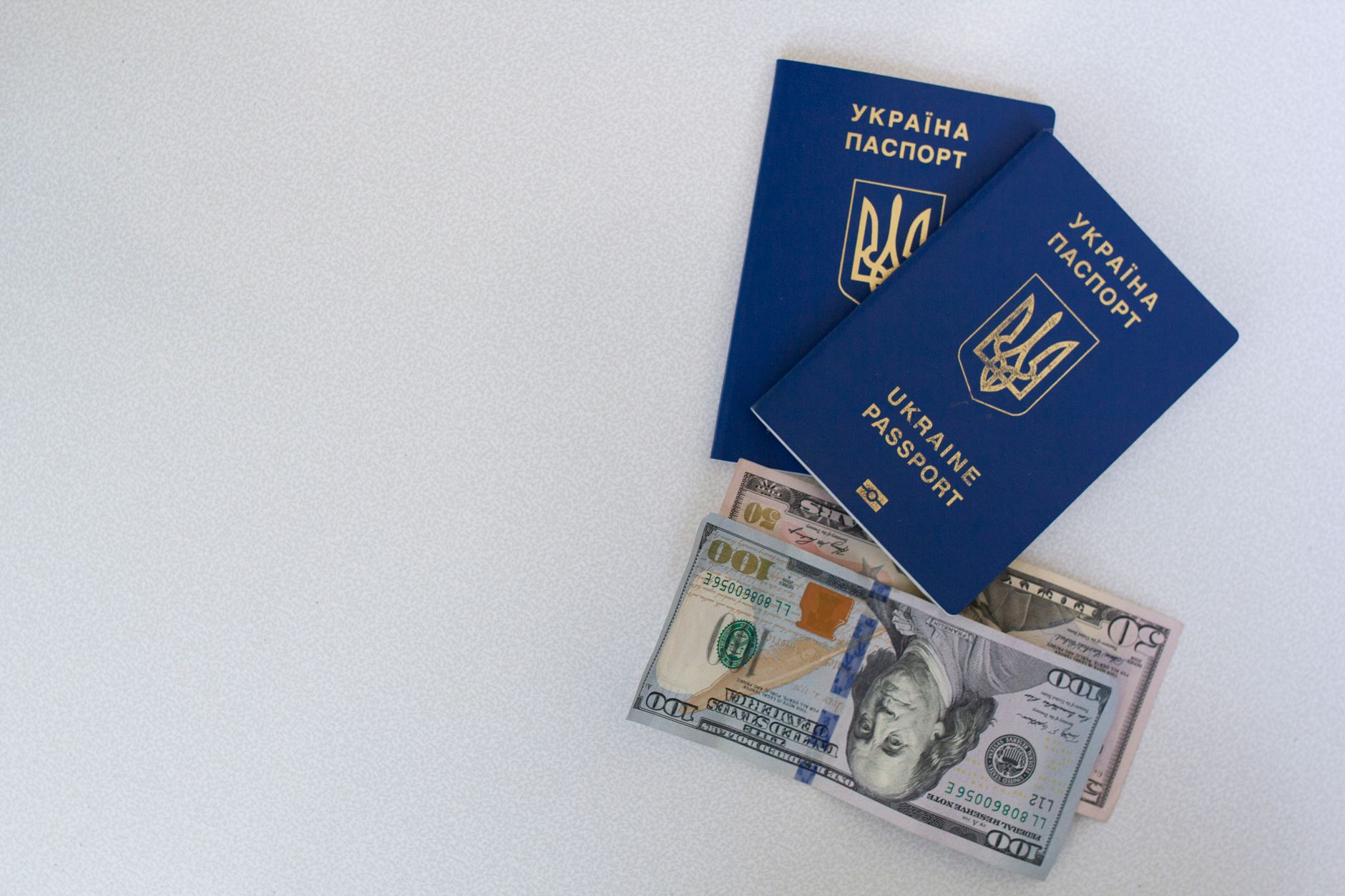 découvrez les étapes essentielles et les conseils pratiques pour transformer votre visa touristique en titre de séjour en france. informez-vous sur les démarches administratives, les documents nécessaires et les pièges à éviter pour faciliter votre transition vers un statut de résident.