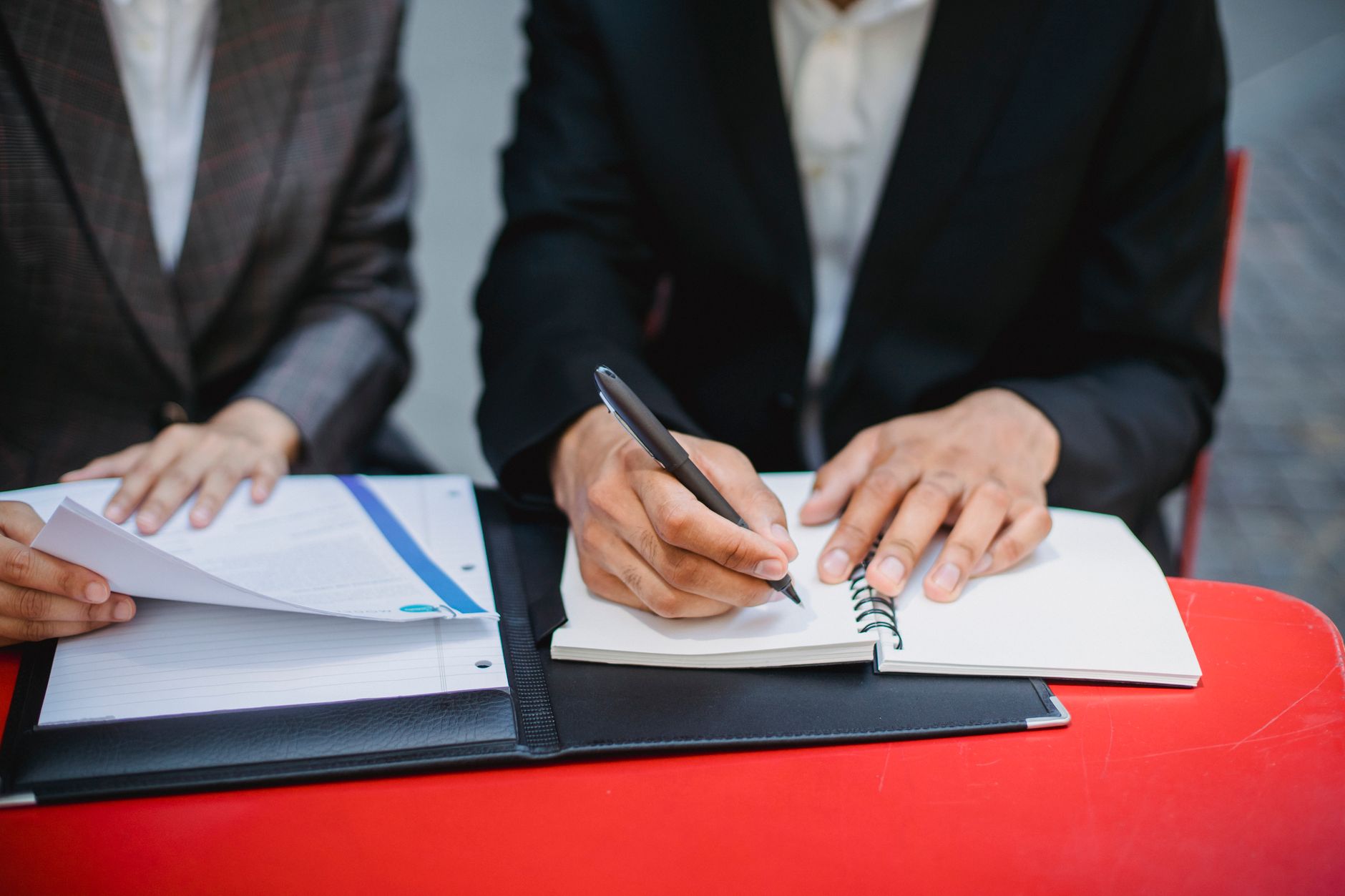 découvrez nos conseils pratiques pour changer de statut de recherche d'emploi à auto-entrepreneur en toute sécurité, sans risque d'obligation de quitter le territoire français (oqtf). apprenez les étapes essentielles, les droits et les démarches à suivre pour réussir votre transition professionnelle tout en respectant la législation française.