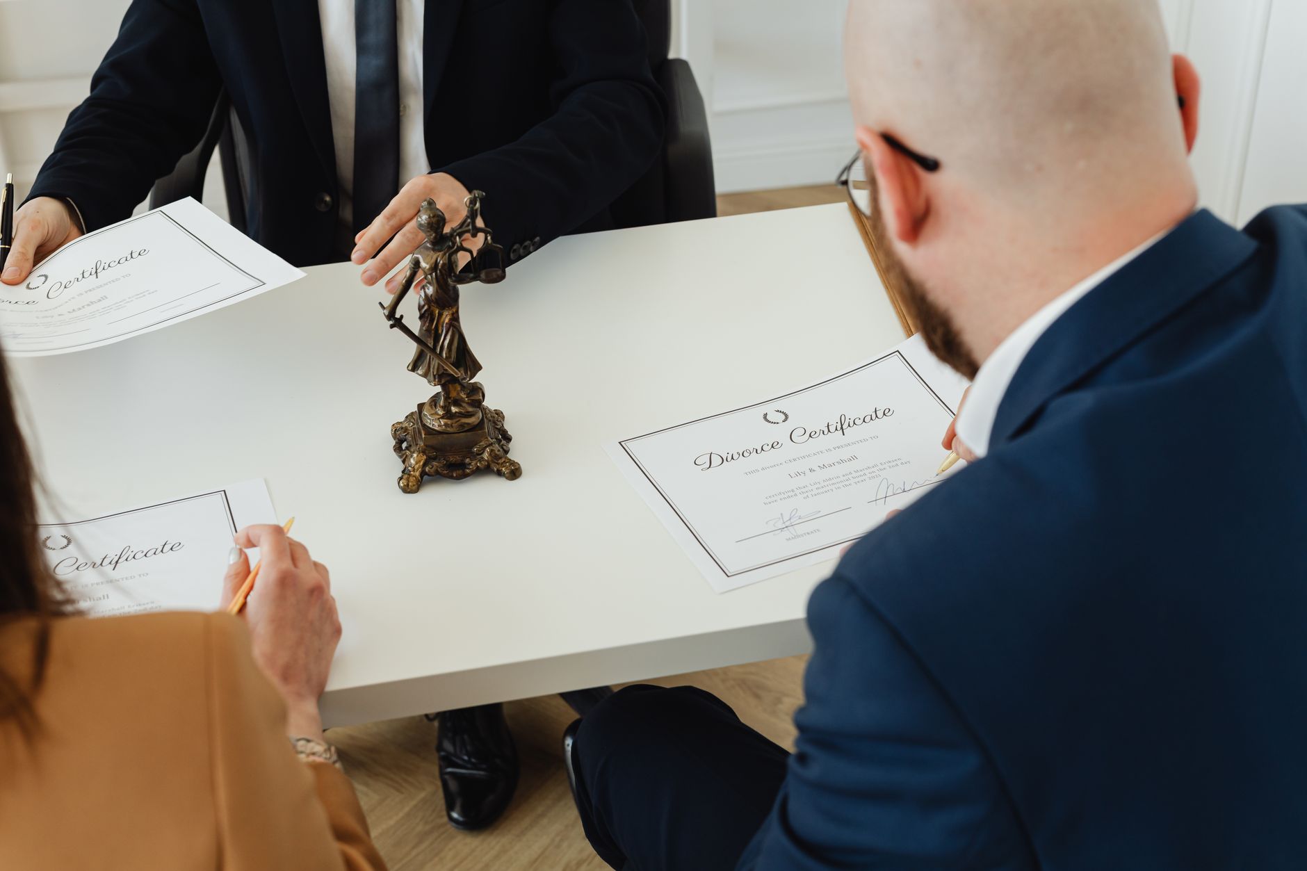 découvrez les étapes essentielles pour démontrer votre assimilation à la société française lors de votre demande de naturalisation. apprenez quelles preuves fournir, comment valoriser votre intégration et maximisez vos chances de succès dans ce processus crucial.