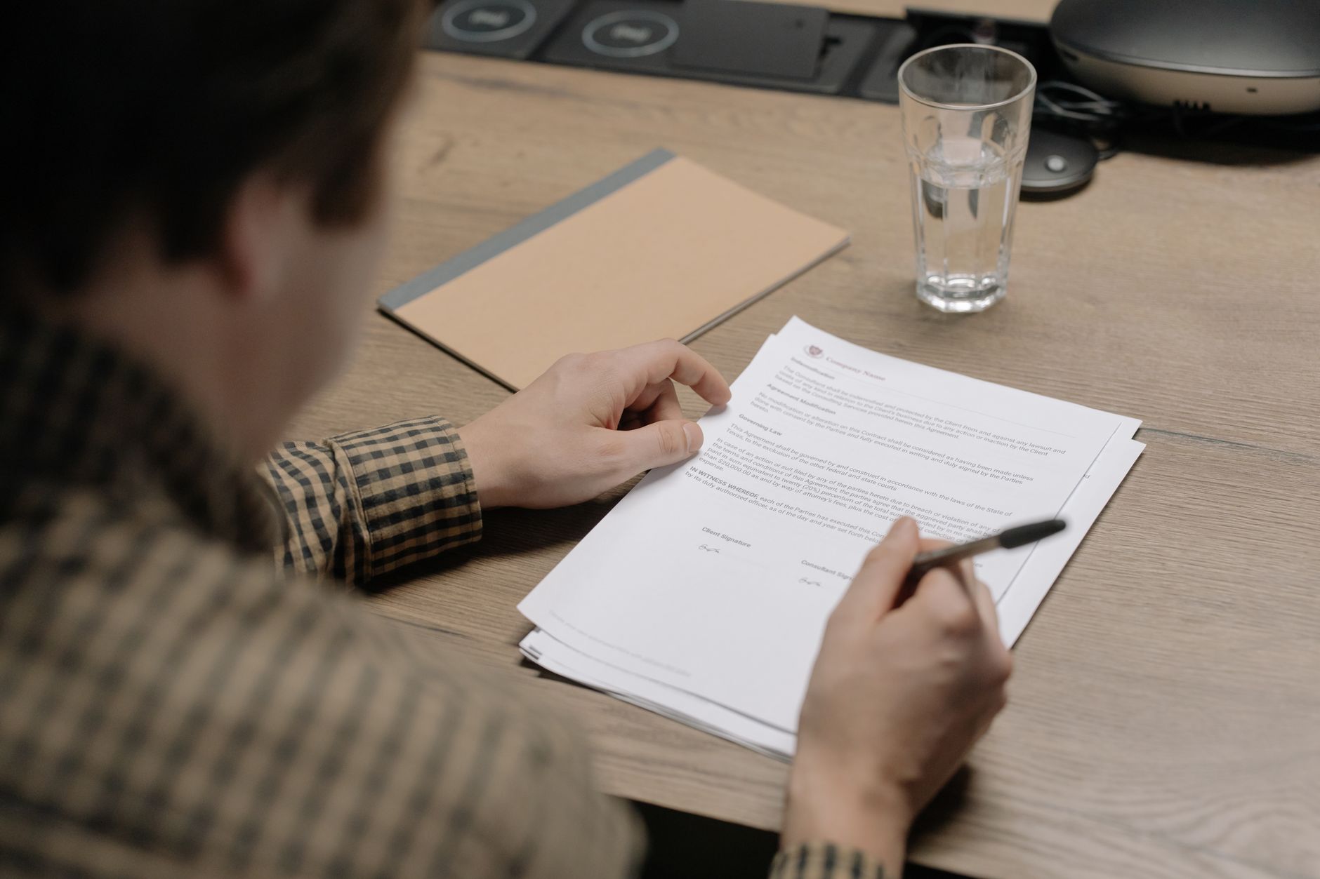 découvrez comment faire traduire efficacement vos documents officiels pour une demande de visa, les étapes à suivre et les conseils pour garantir l'acceptation de votre dossier auprès des autorités.