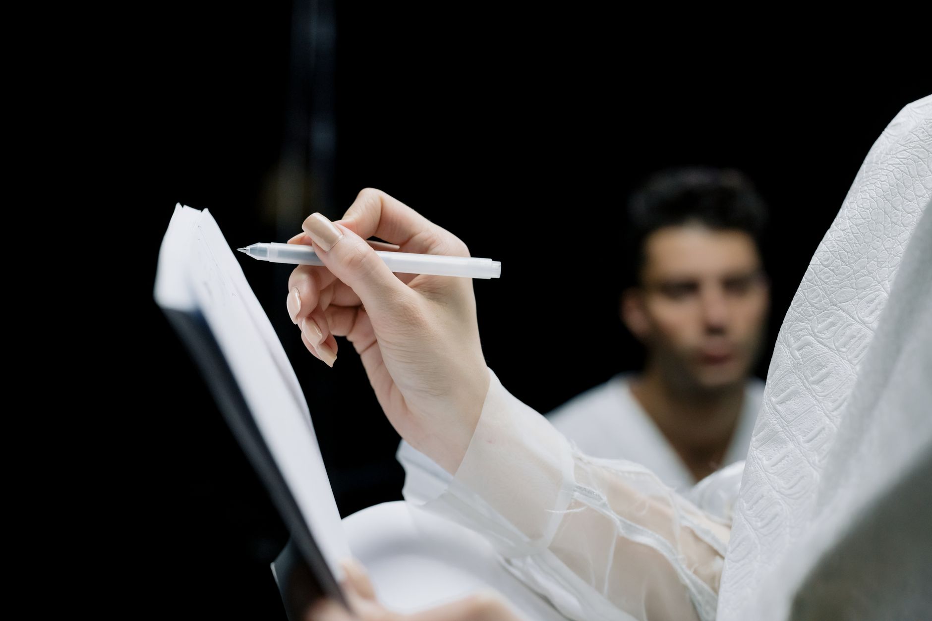 découvrez les enjeux et les réalités du mariage blanc. cette pratique souvent controversée soulève des questions juridiques, éthiques et sociales. plongez dans une analyse approfondie pour mieux comprendre ce phénomène et ses implications.
