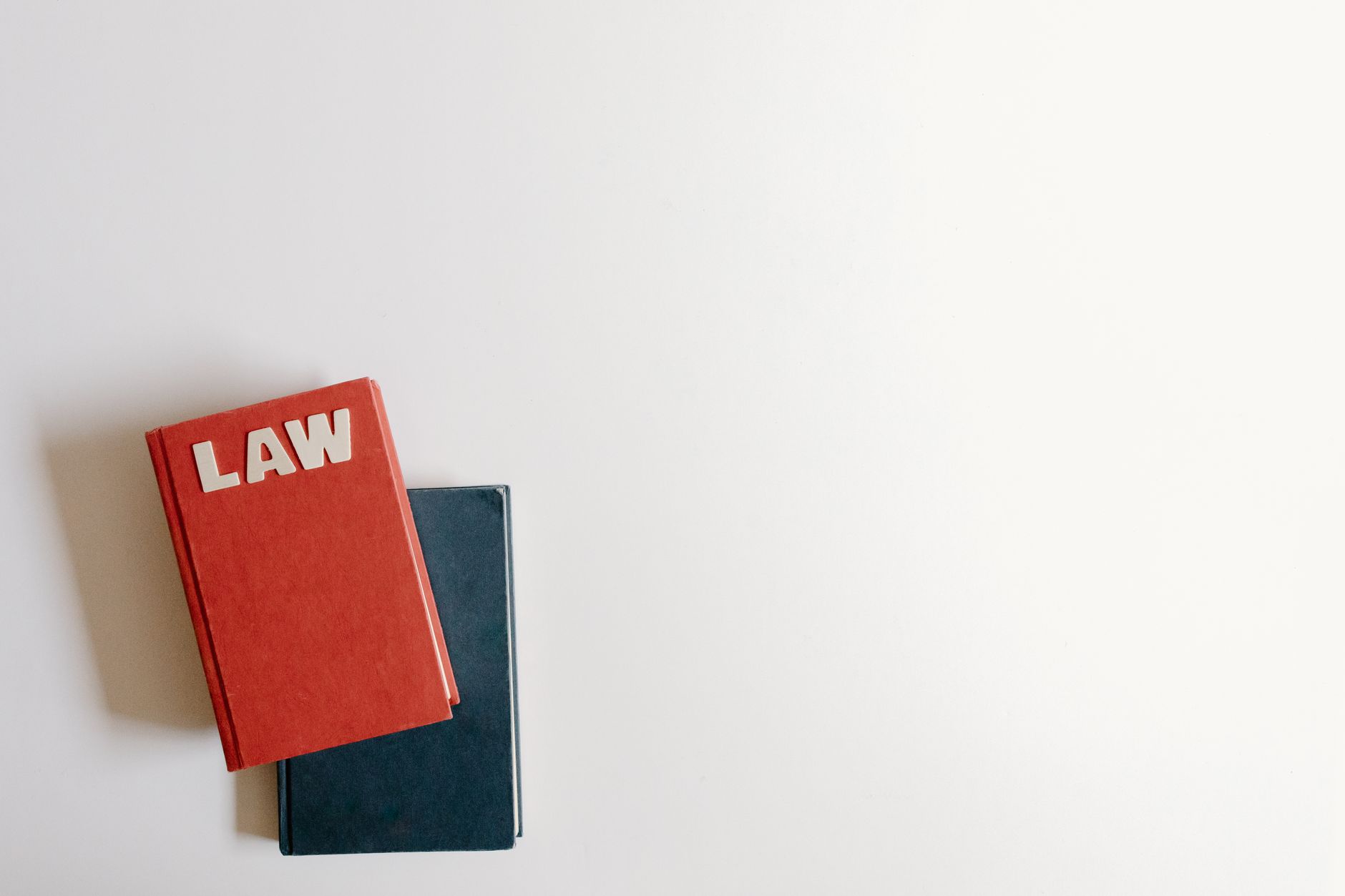 découvrez les principales raisons pour lesquelles un renouvellement de titre de séjour peut être refusé. cet article vous aide à comprendre les critères et les démarches à suivre pour éviter les complications administratives et garantir votre statut de résident en france.