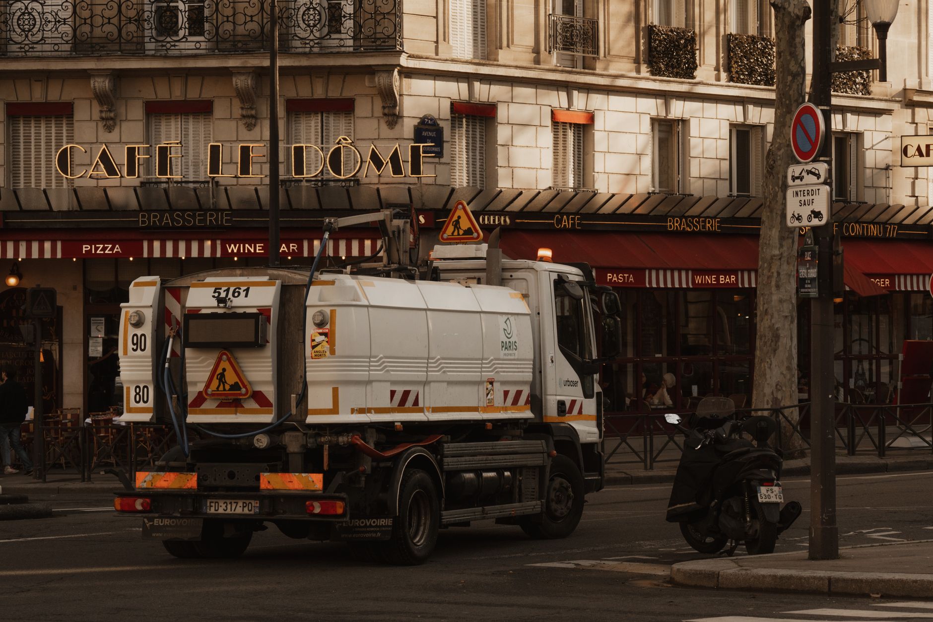 découvrez la vérité sur les aides financières accordées aux étrangers en france en 2025 : un point clair sur les droits, les conditions et la réalité face aux idées reçues.