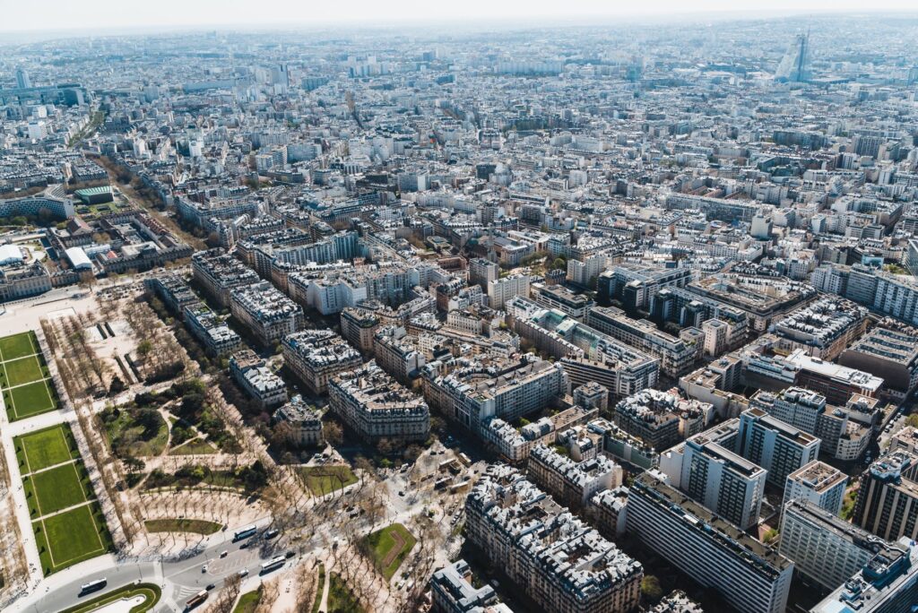 En 2025, l'immigration en France : état des lieux sur les chiffres de la population, les pays d'origine et le marché du travail selon l'Insee