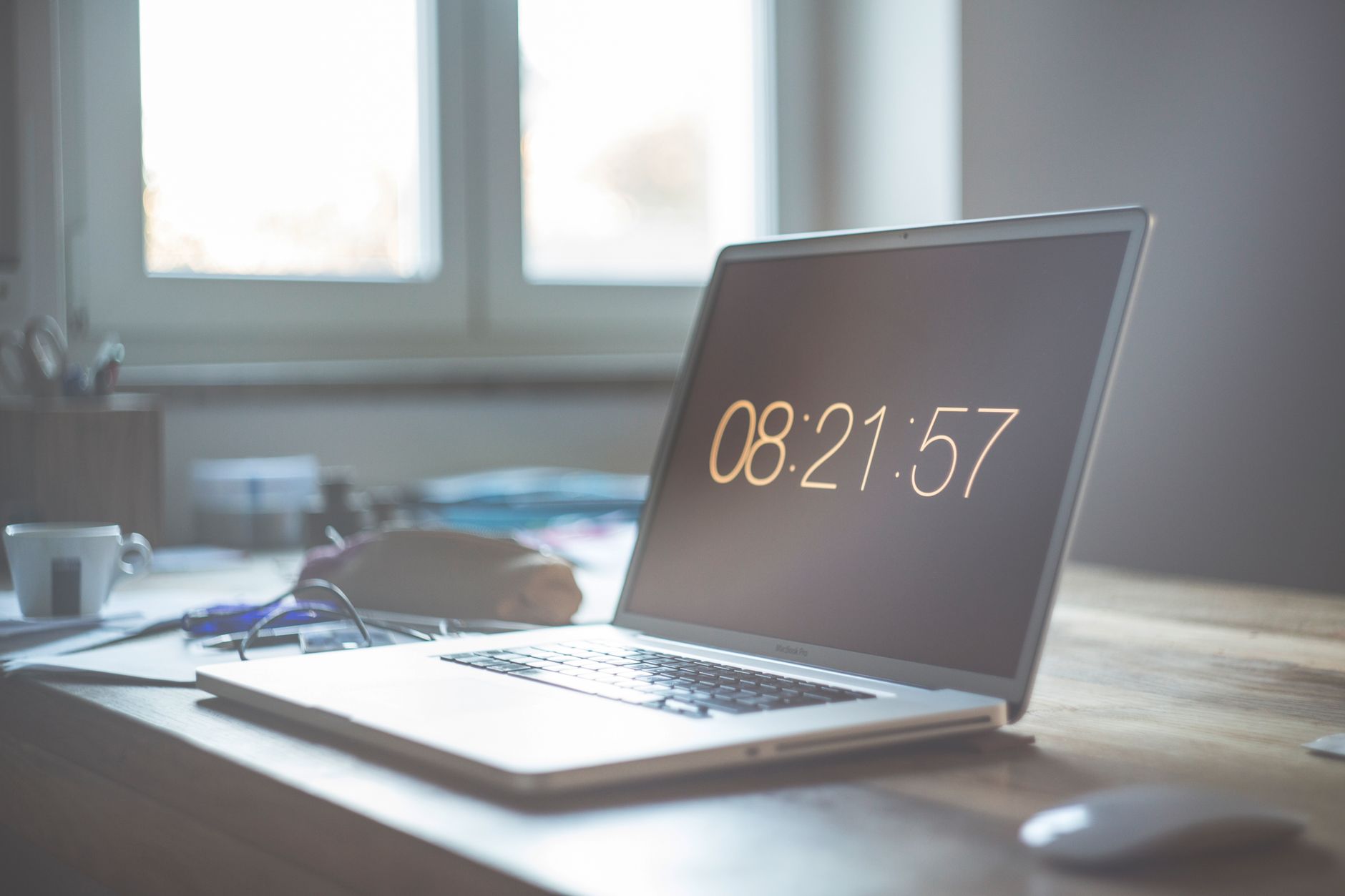 découvrez si les étudiants étrangers peuvent dépasser les 18 heures de travail hebdomadaire en france avec un cdi et des heures complémentaires. informez-vous sur les règles et les exceptions qui s'appliquent à votre situation pour mieux gérer votre emploi du temps.