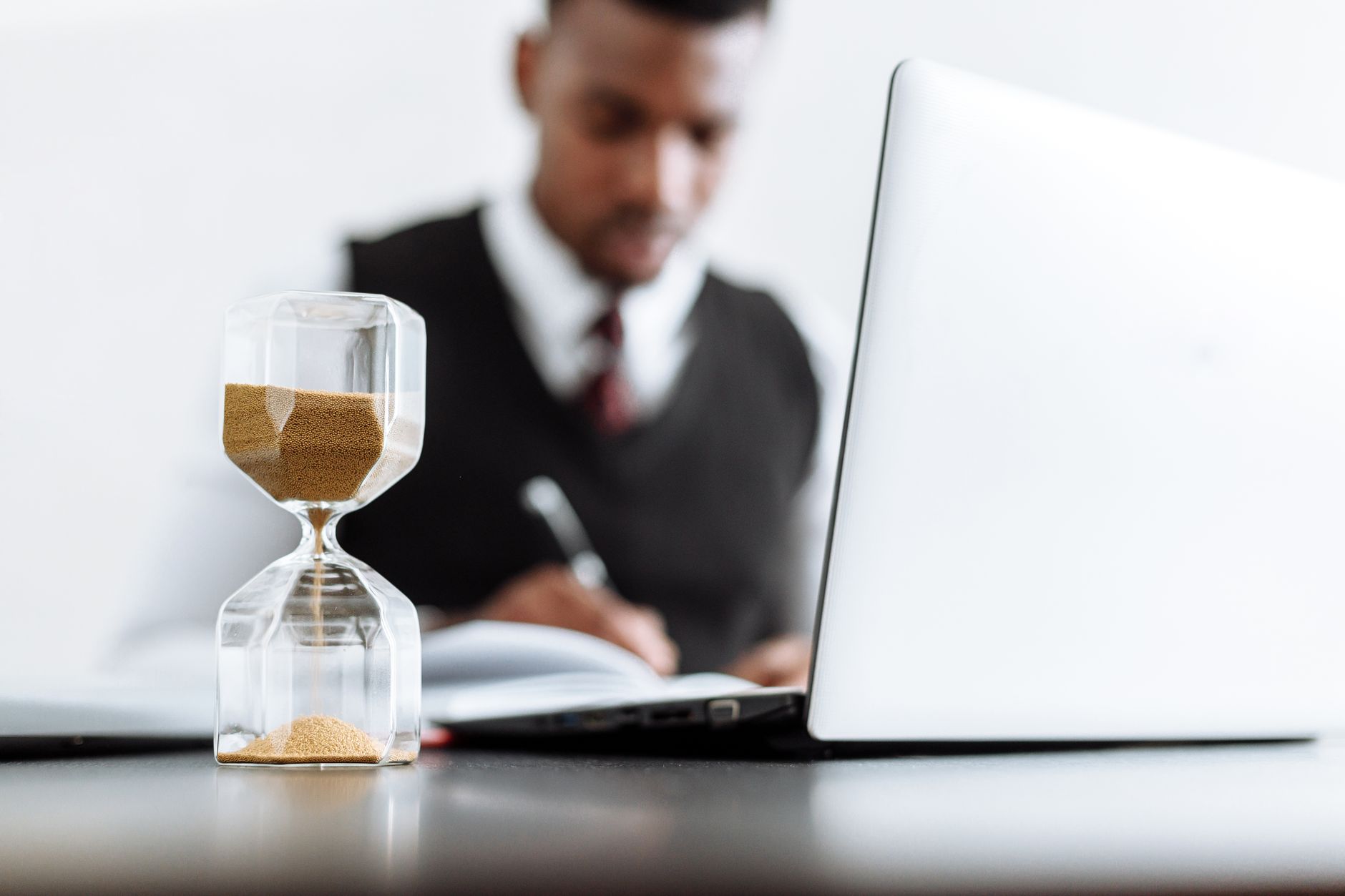 découvrez si les étudiants étrangers peuvent dépasser les 18 heures de travail hebdomadaires en france avec un contrat à durée indéterminée (cdi) et des heures complémentaires. toutes les règles, exceptions et conseils pratiques pour optimiser votre emploi du temps tout en respectant la législation.