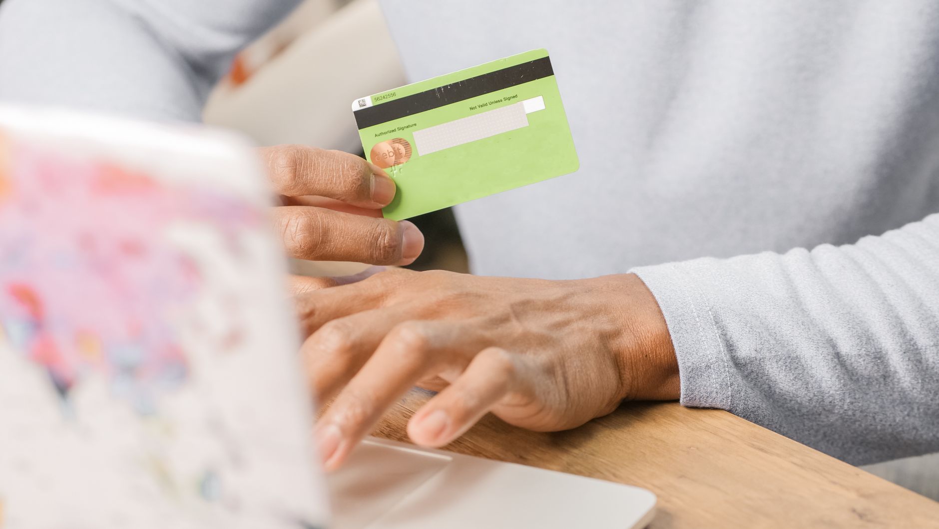 découvrez les étapes essentielles pour le renouvellement de votre carte de résident. informez-vous sur les démarches administratives, les documents nécessaires et les délais à respecter pour assurer la continuité de votre statut de résident en france.