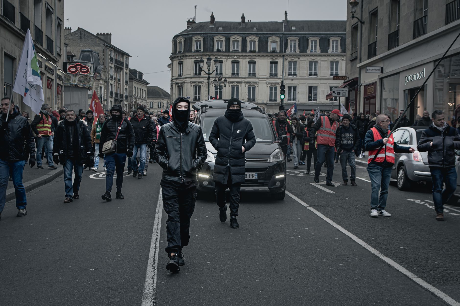 découvrez comment certains marocains en situation régulière en france se retrouvent transformés en sans-papiers. analyse approfondie de ce phénomène, ses causes et ses conséquences sur la communauté marocaine à l'étranger.
