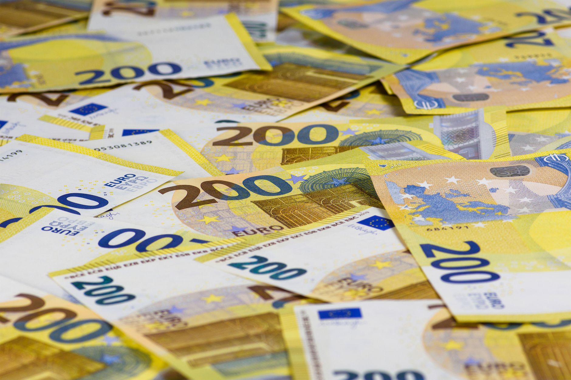 découvrez comment la double nationalité peut affecter votre situation fiscale. informez-vous sur les obligations fiscales, les avantages et les inconvénients liés à la possession de deux nationalités, afin de mieux gérer votre patrimoine et vos revenus.