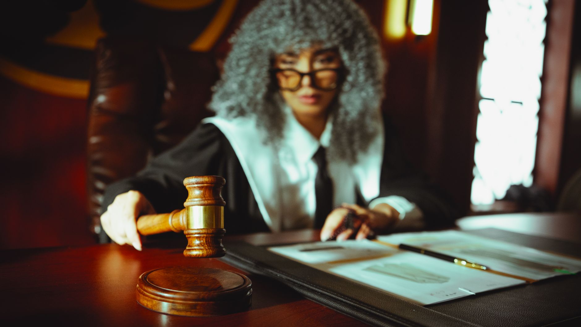 la justice française annule le refus de séjour ainsi que les mesures d'oqtf et d'irtf prises à l'encontre d'une diplômée marocaine, soulignant l'importance du respect des droits des étrangers diplômés en france.