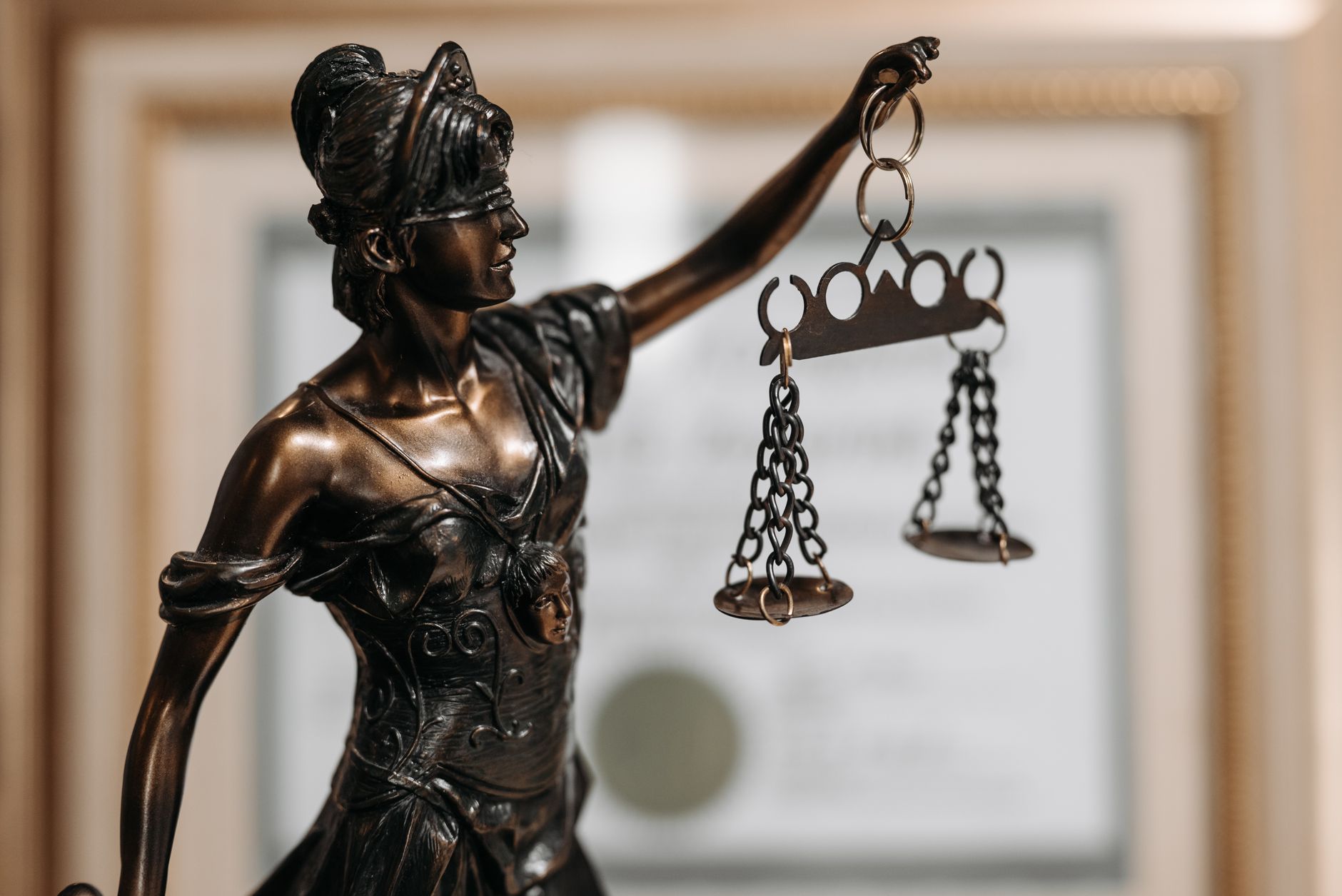 la justice française annule le refus de séjour, l'oqtf et l'irtf concernant une diplômée originaire du maroc, ouvrant la voie à une régularisation de sa situation en france.