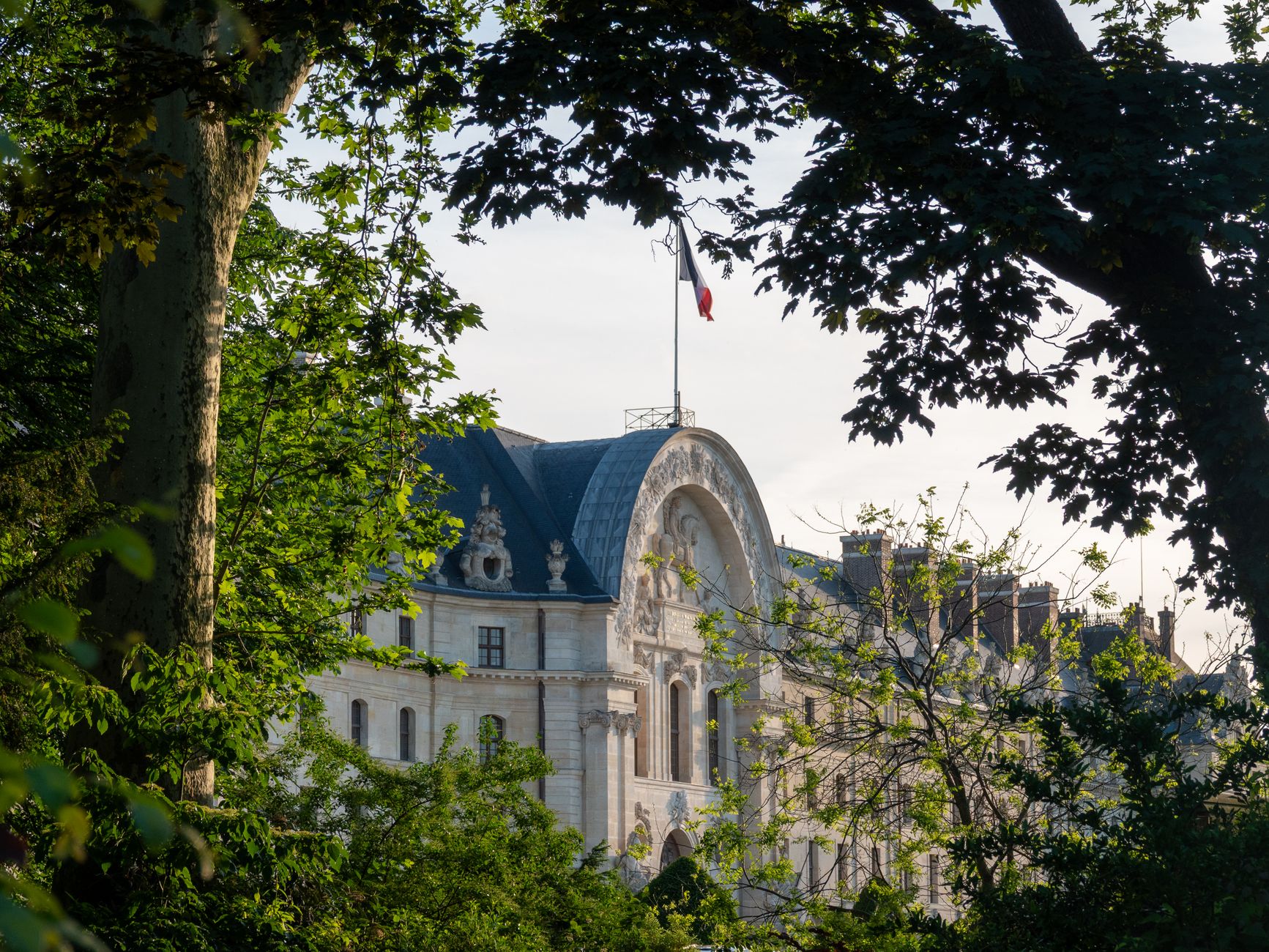 découvrez comment les algériens de france affrontent le refus officiel de leur titre de séjour. analyse des enjeux, des impacts sur leur vie quotidienne et des solutions envisagées pour défendre leurs droits.