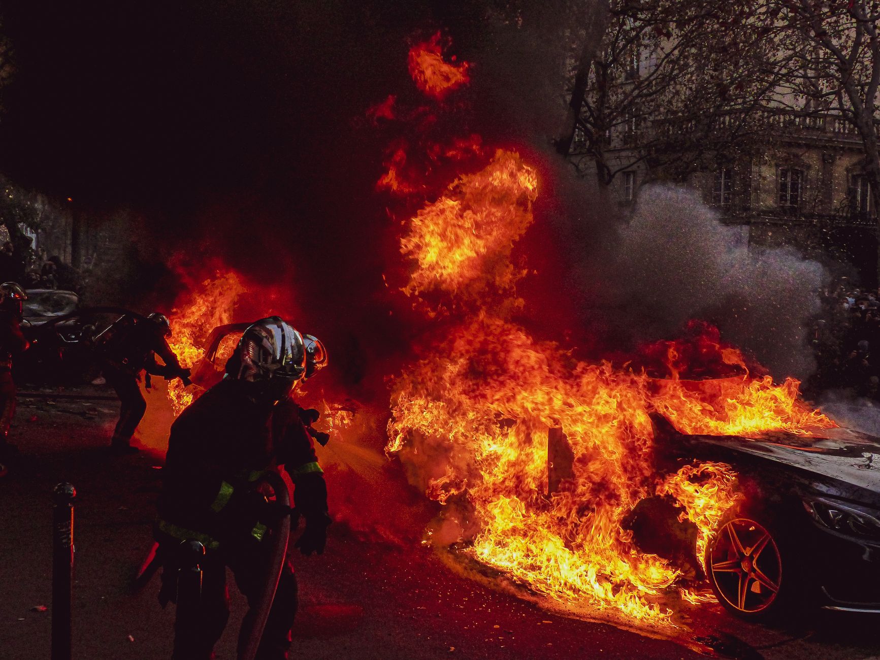 découvrez comment les algériens de france font face à un refus officiel pour leur titre de séjour, explorant les impacts sur leur vie quotidienne et les défis administratifs qu'ils rencontrent dans leur quête de régularisation.