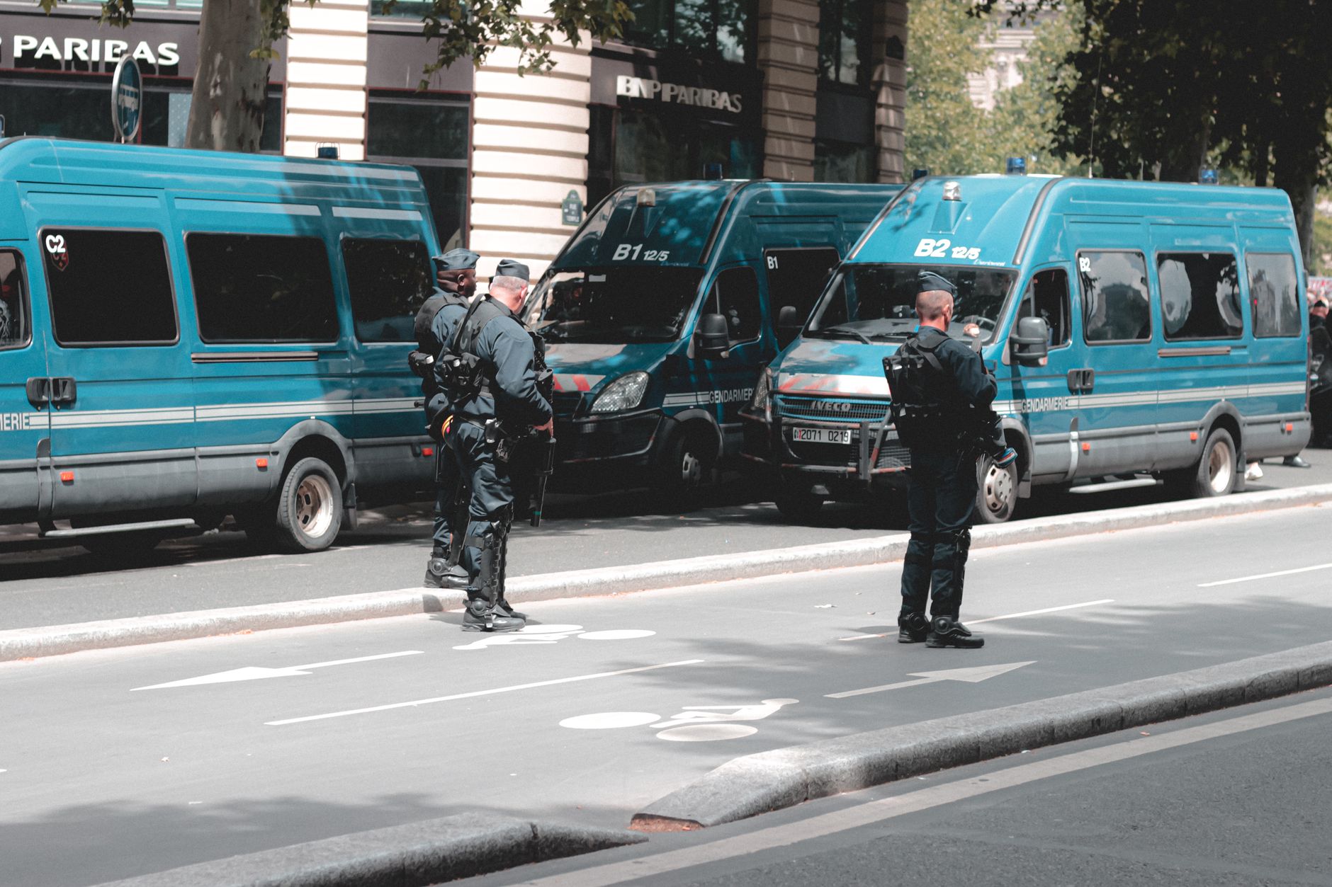 découvrez comment les algériens de france font face à des refus officiels pour le renouvellement de leur titre de séjour, explorant les défis et les conséquences de cette situation sur leur vie quotidienne et leur intégration.