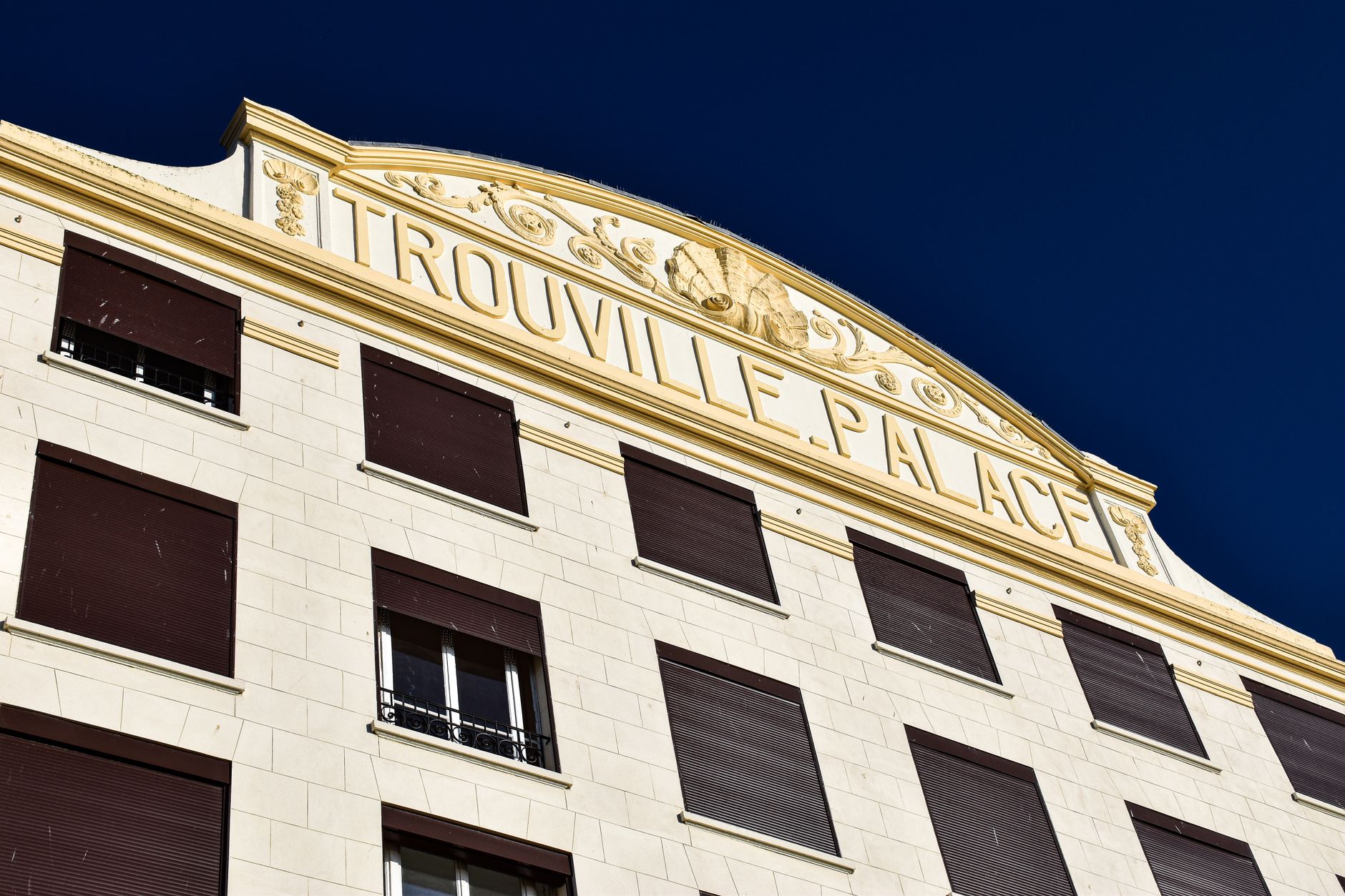 découvrez les assurances indispensables pour faciliter votre première demande de titre de séjour en france. obtenez les informations essentielles sur les couvertures requises et les démarches à suivre pour réussir votre projet de séjour.