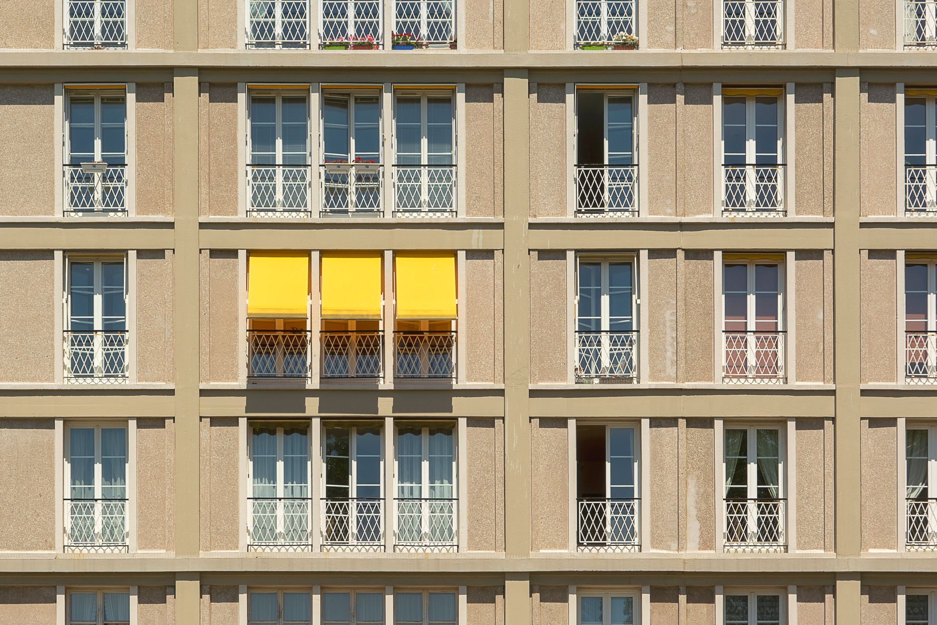 découvrez les assurances indispensables pour réussir votre première demande de titre de séjour en france. informez-vous sur les couvertures santé, responsabilité civile et autres garanties nécessaires pour faciliter votre démarche administrative.