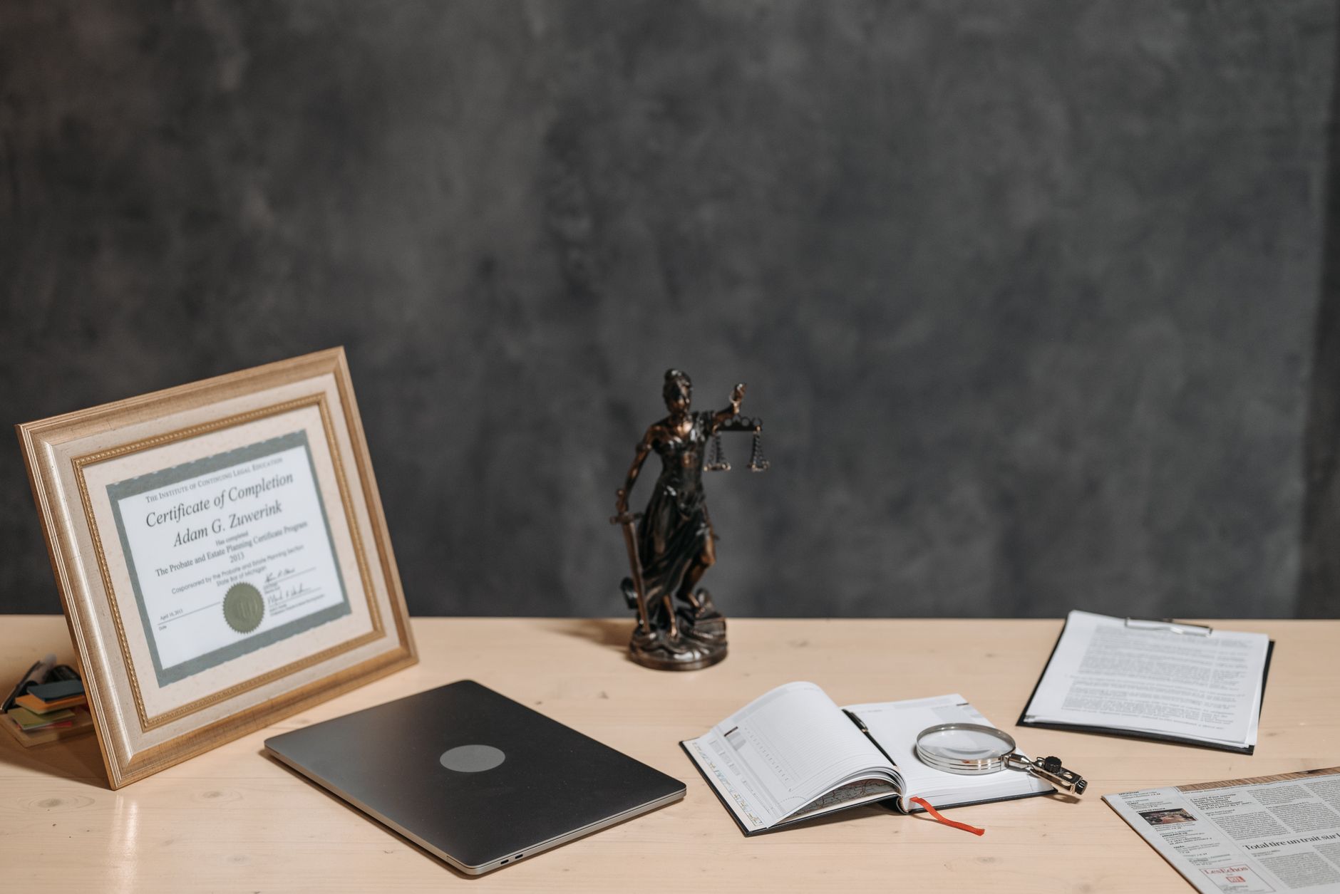 découvrez tout ce qu'il faut savoir sur les délais de traitement pour la naturalisation française. informez-vous sur les étapes, les exigences et les solutions pour optimiser votre demande et obtenir la nationalité française dans les meilleurs délais.
