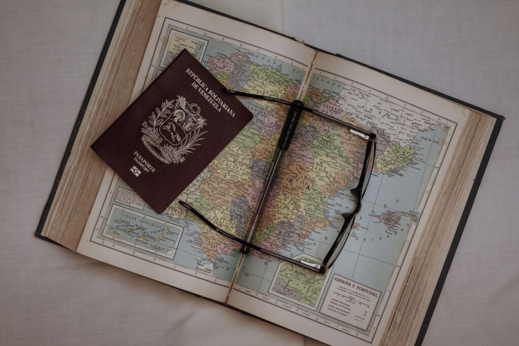 Naturalisation ou carte de résident : comment choisir la meilleure option ?