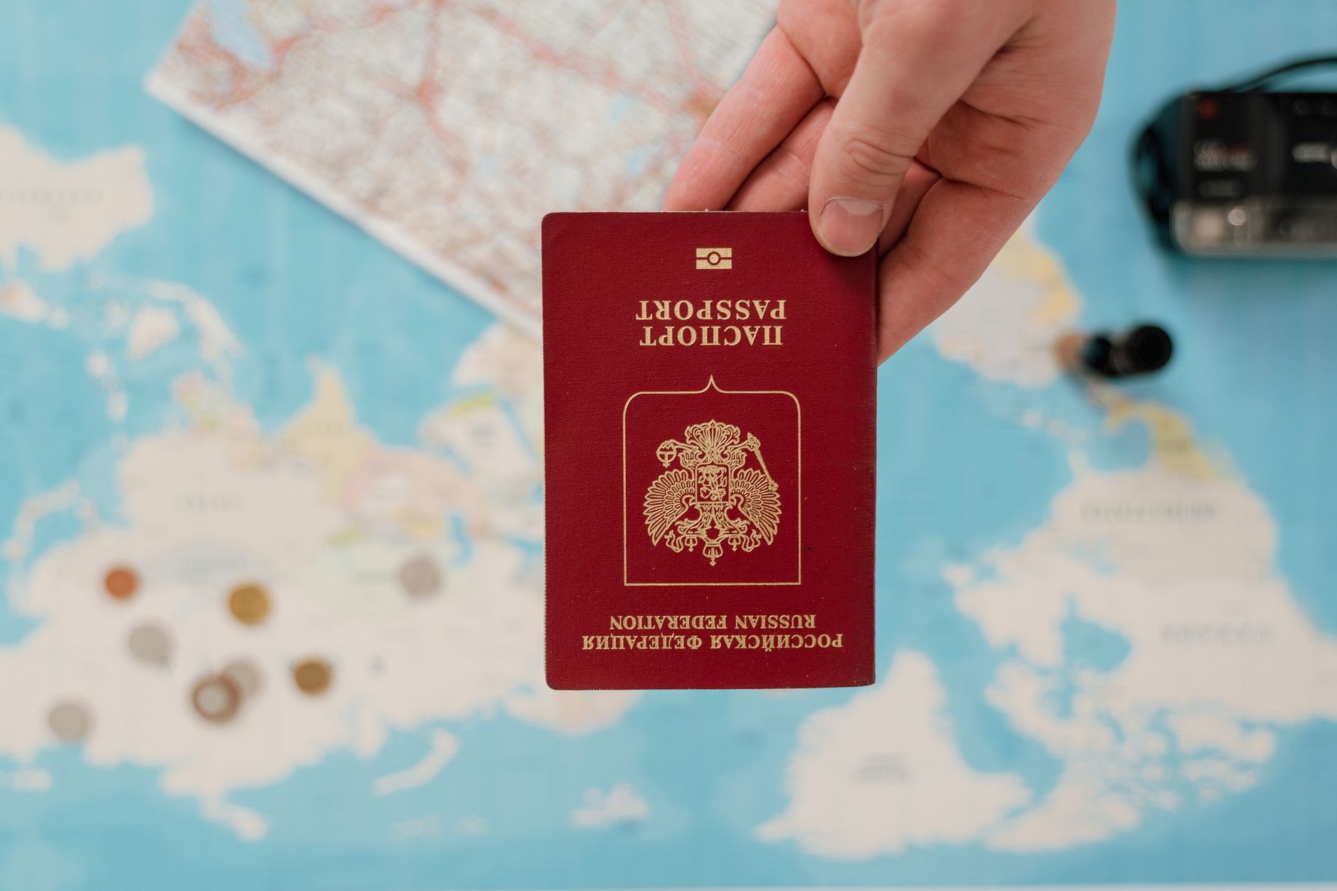 découvrez les critères essentiels pour choisir entre la naturalisation et la carte de résident. informez-vous sur les avantages, les démarches et les conditions requises pour chaque option afin de prendre la meilleure décision pour votre situation.