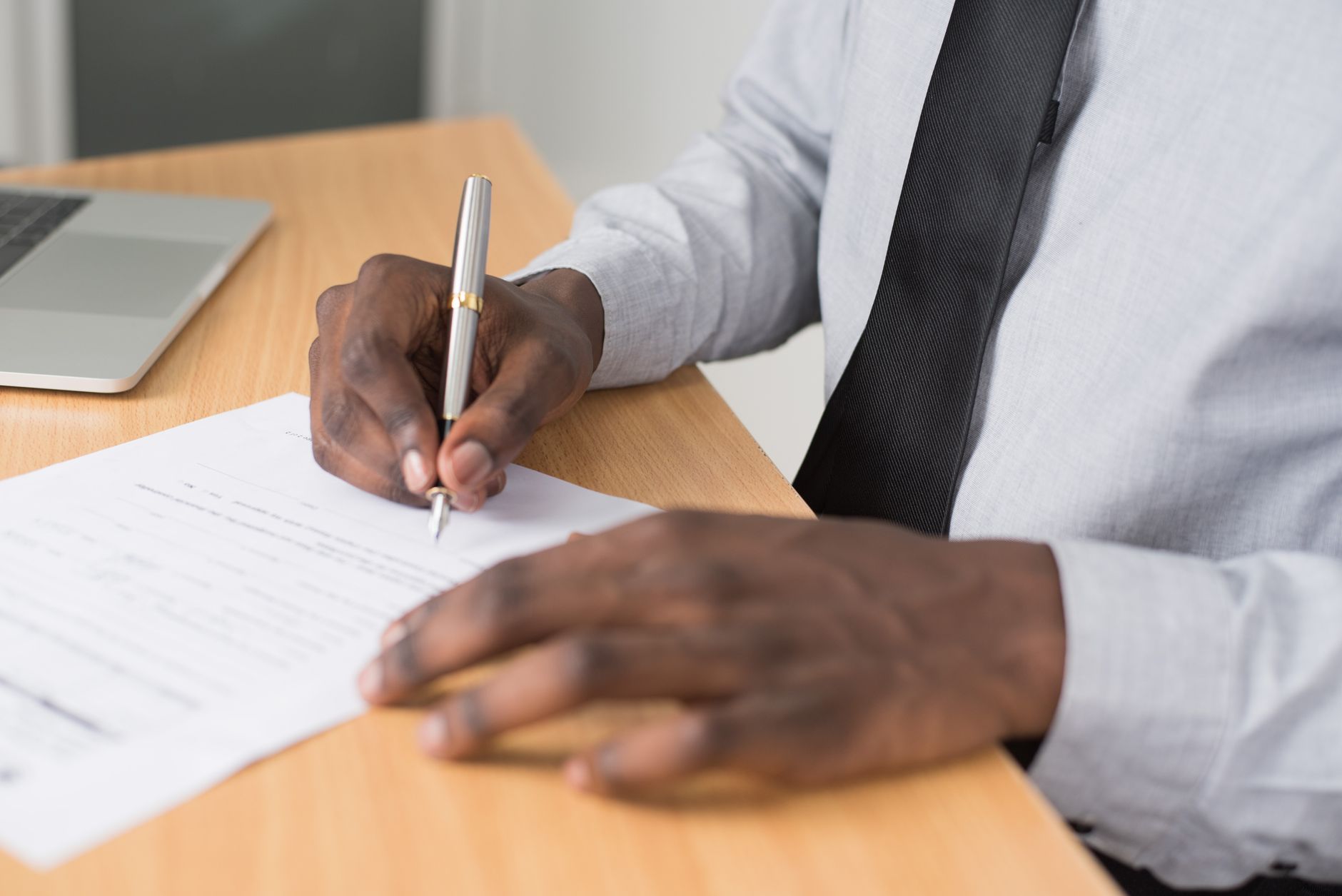 découvrez des conseils pratiques et des astuces efficaces pour préparer votre entretien de naturalisation avec succès. apprenez comment répondre aux questions, comprendre le processus, et maximiser vos chances d'obtenir la nationalité.