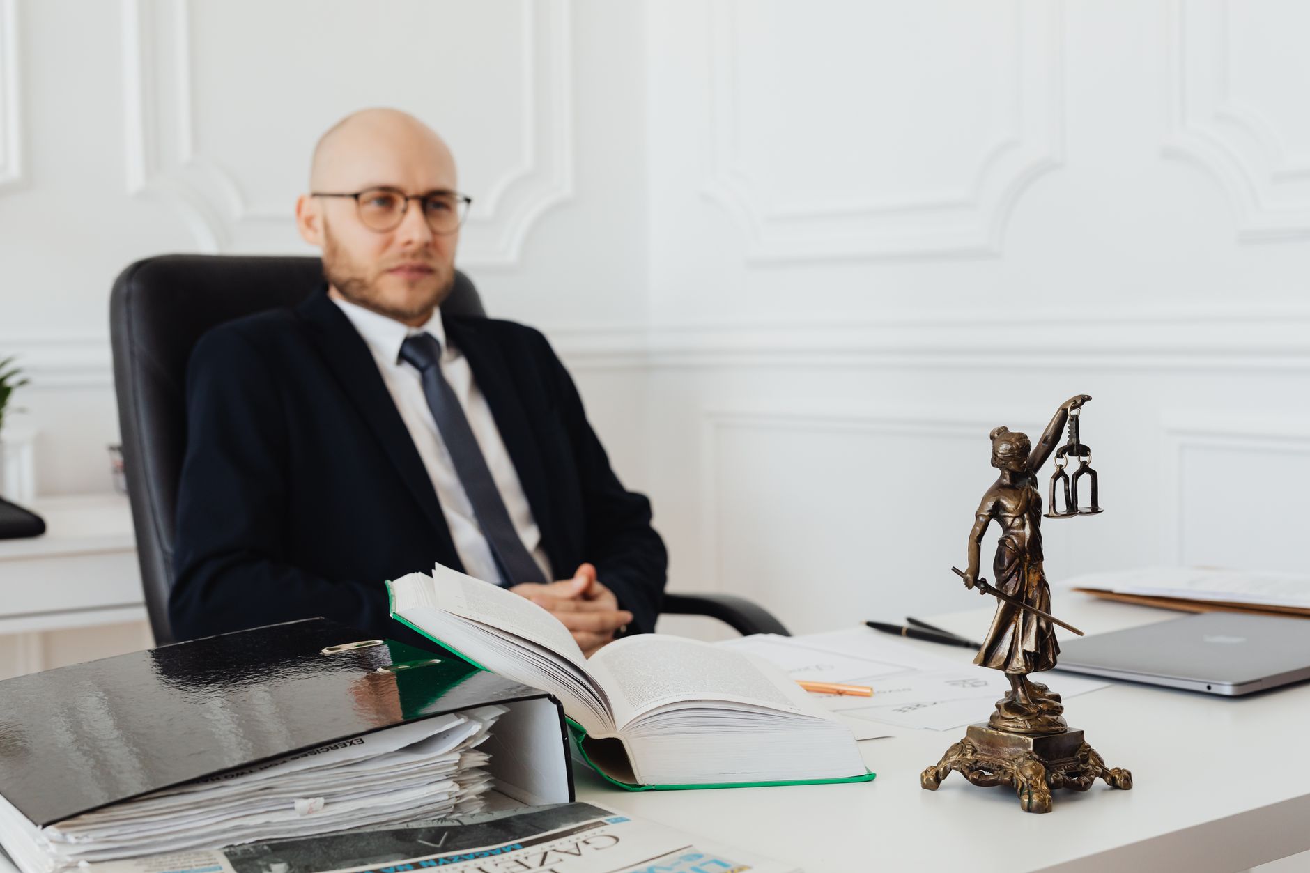 découvrez les implications de l'oqtf et du fichier sis sur votre droit de séjour en europe. informez-vous sur les conséquences juridiques et administratives qui pourraient affecter votre situation et vos démarches dans l'union européenne.