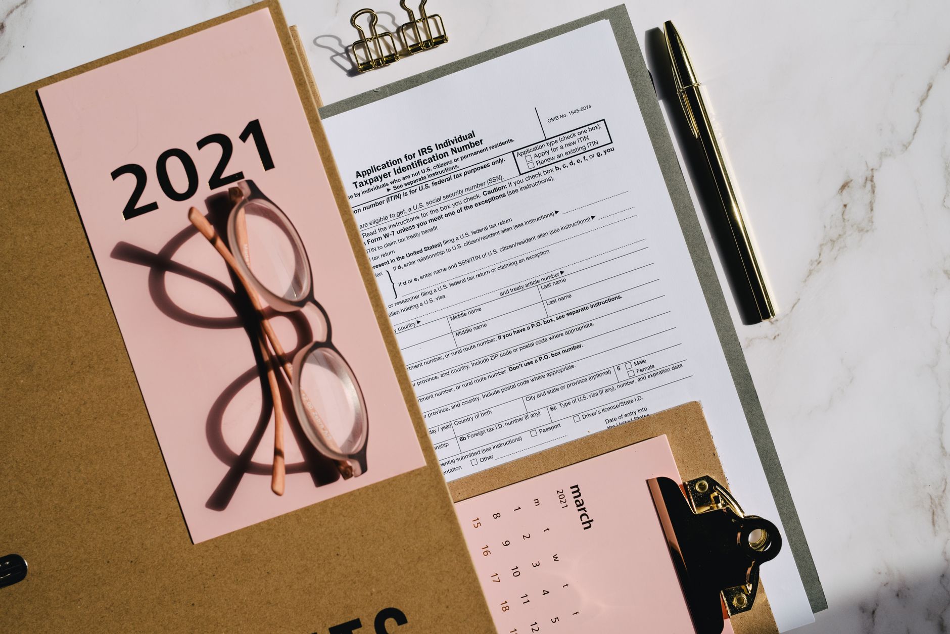 découvrez les impacts de l'ordre de quitter le territoire français (oqtf) et du fichier sis sur votre droit de séjour en europe. informez-vous sur les conséquences juridiques et les démarches à entreprendre pour défendre vos droits.