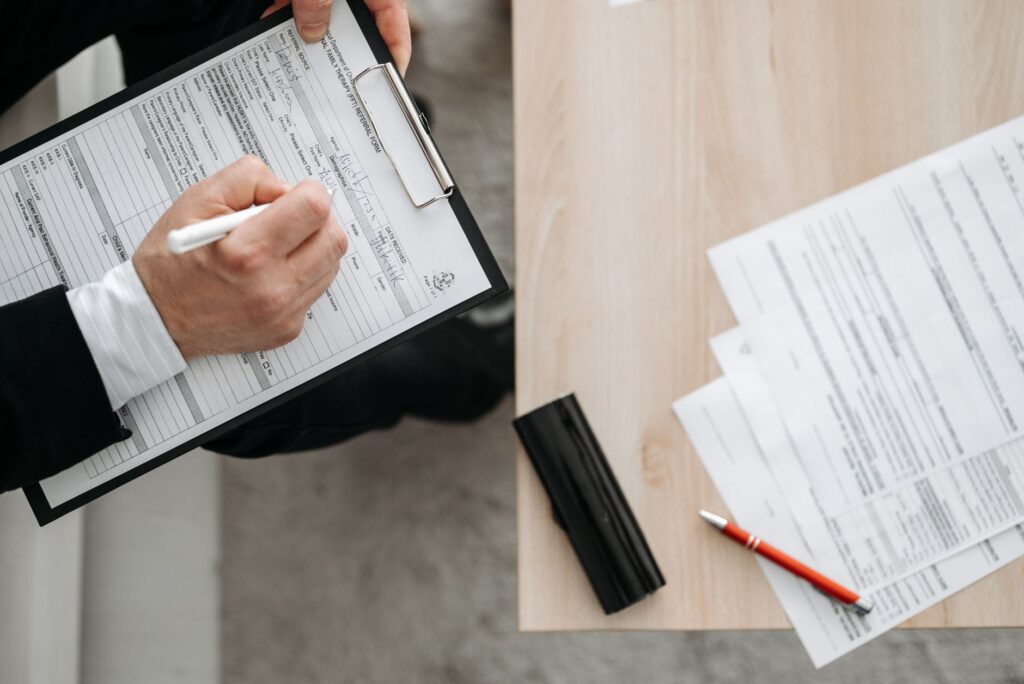 Peut-on obtenir un nouveau titre de séjour après une OQTF et quelles démarches entreprendre ?