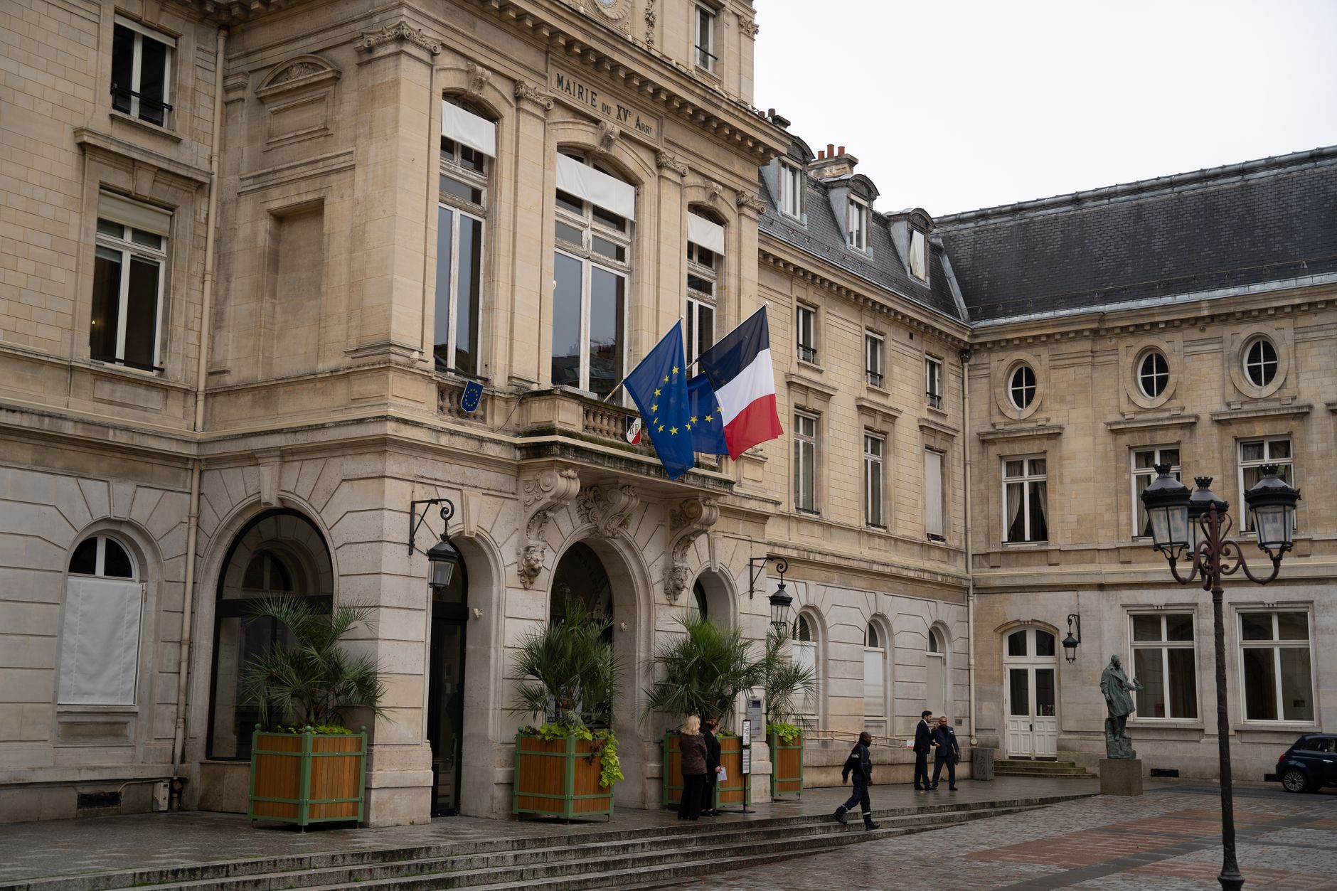 découvrez les raisons derrière la décision de la france de retirer la nationalité à deux citoyens algériens, un sujet sensible qui soulève des questions sur la nationalité, la citoyenneté et les implications politiques entre les deux pays.