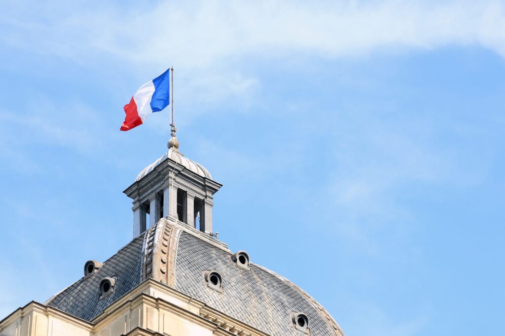 Pourquoi la France a-t-elle décidé de retirer la nationalité à deux citoyens algériens ?