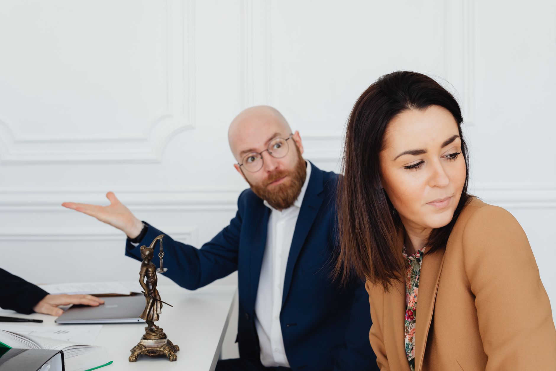 découvrez quand il est recommandé de consulter un avocat pour votre demande de naturalisation française. profitez de conseils pratiques pour optimiser votre dossier et éviter les erreurs fréquentes.