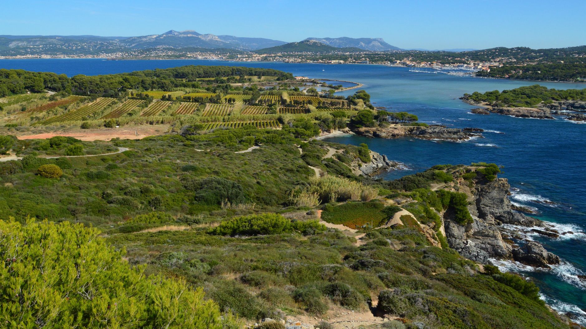 découvrez les enjeux et les risques associés à la sortie du territoire français avec un récépissé en cours de renouvellement. cet article vous guide sur vos droits, les démarches à suivre et les précautions à prendre pour éviter les complications.