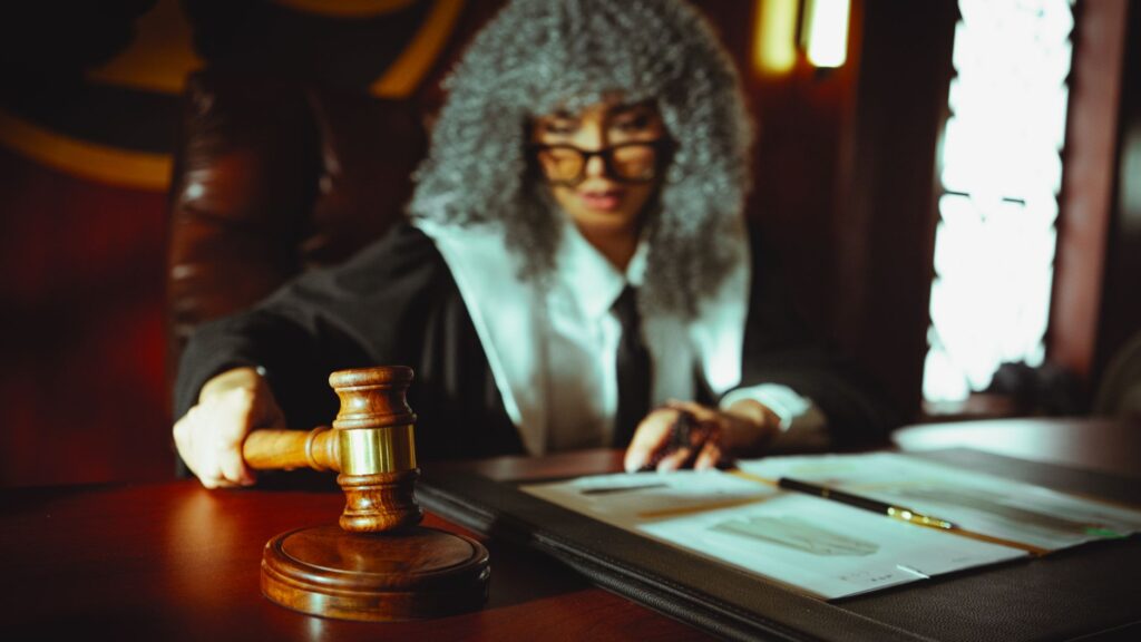Une décision judiciaire sur le retrait de la carte de résidence de 10 ans d'un Algérien par le préfet