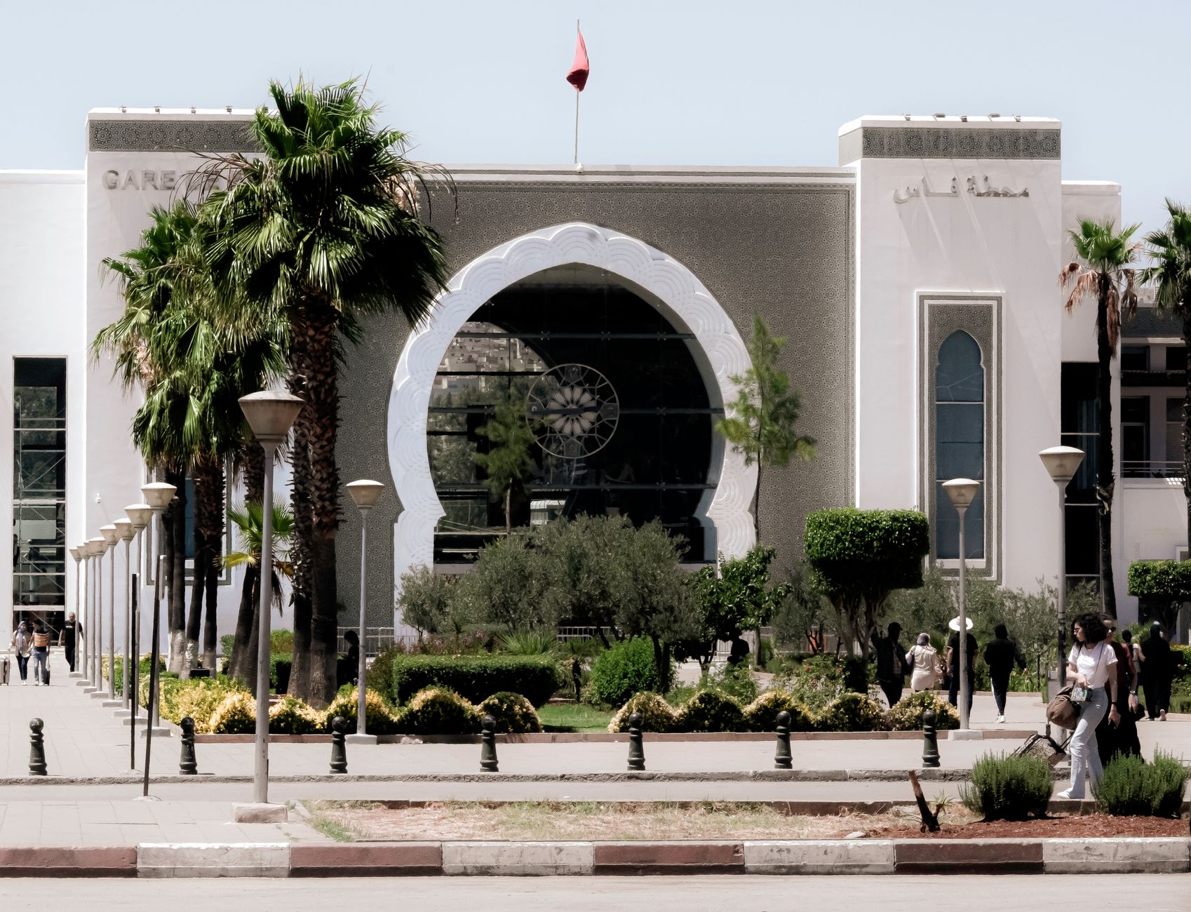 découvrez le combat poignant d'une marocaine qui, depuis 50 ans, se bat en france pour obtenir son titre de séjour. une histoire de détermination et de résilience face aux défis de l'immigration.